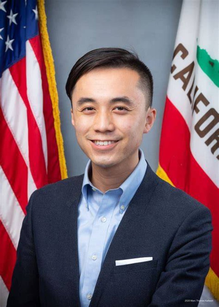 Alex Lee suporting LGBTQ.