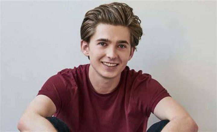 Austin Abrams - Age, Family, Bio