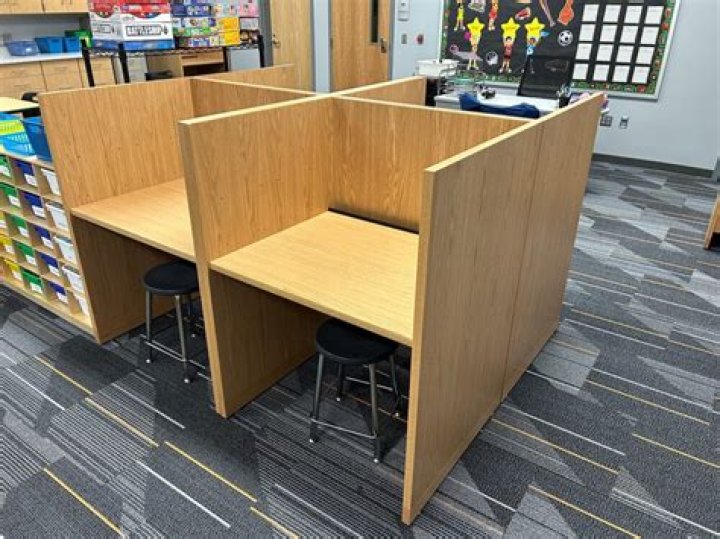 How do you spell study carrel?