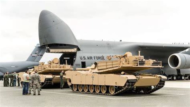 How many tanks can a c17 carry?