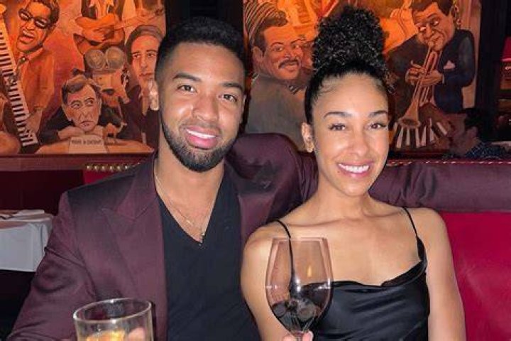 Ivan Hall proposed girlfriend Tailour Roberson with a ‘Diamond Ring’ and a brand-new ‘Tesla’ Ivan Hall proposed to Roberson with a 4-carat oval diamond ring as well as a brand-new Tesla