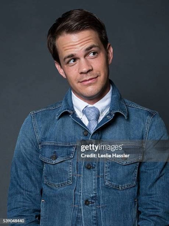 Johnny Simmons photo 2