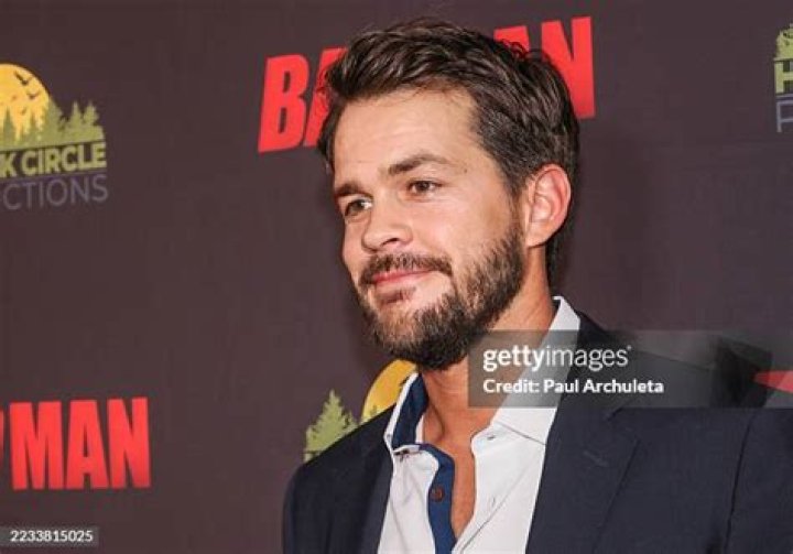 Johnny Simmons photo 3