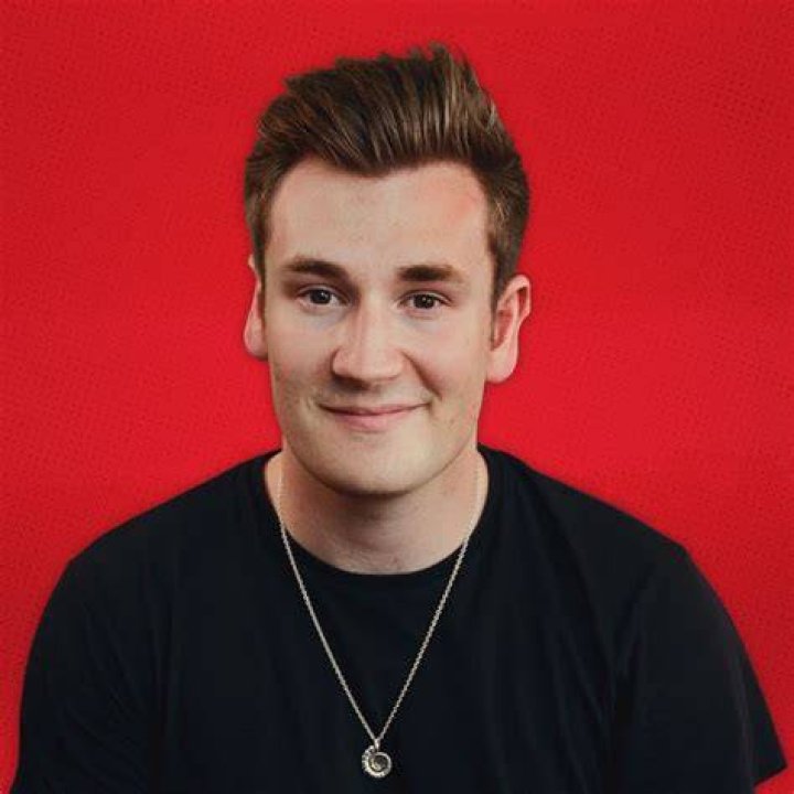 Oli White Bio (Wiki) 
