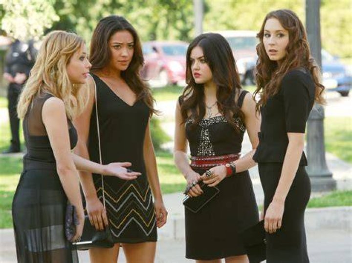 Pretty Little Liars actress Ashley Benson and supermodel, Cara Delevingne are having an alleged affair. Seeing each other and has been spotted publicly but not yet confirmed their relationship Pretty Little Liars actress Ashley Benson and supermodel, Cara Delevingne are having an alleged affair. Seeing each other and has been spotted publicly but not yet confirmed their relationship