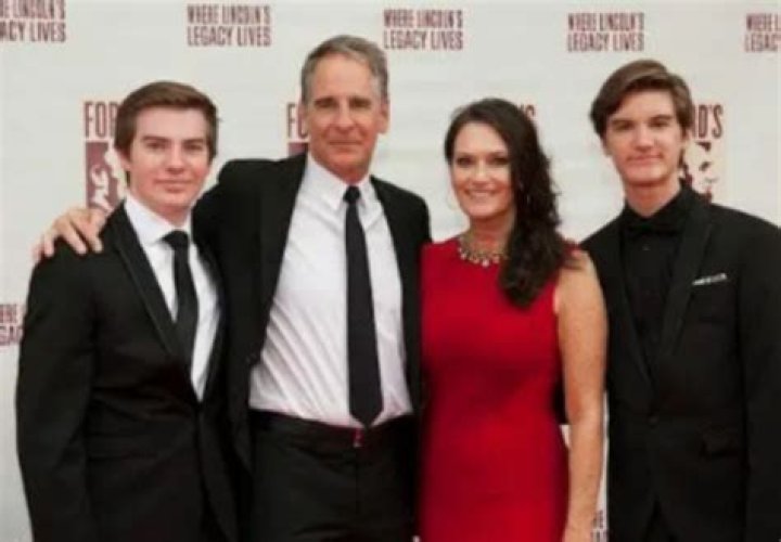 Scott Bakula has two siblings.