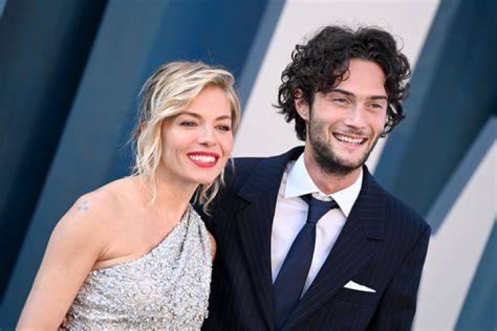 Sienna Miller is dating Oli Green.