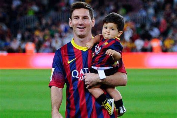 Thiago Messi Roccuzzo with his family