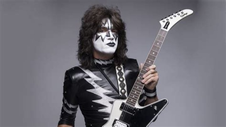 Tommy Thayer's pet Zee