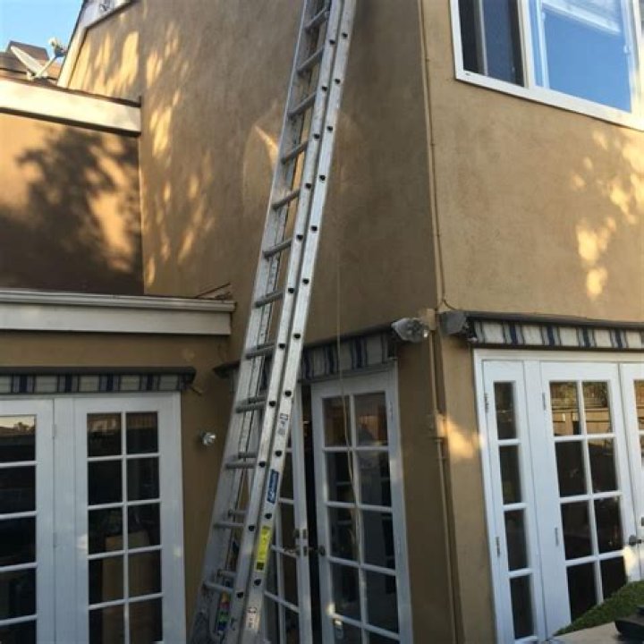 What does a 32 foot ladder weigh?